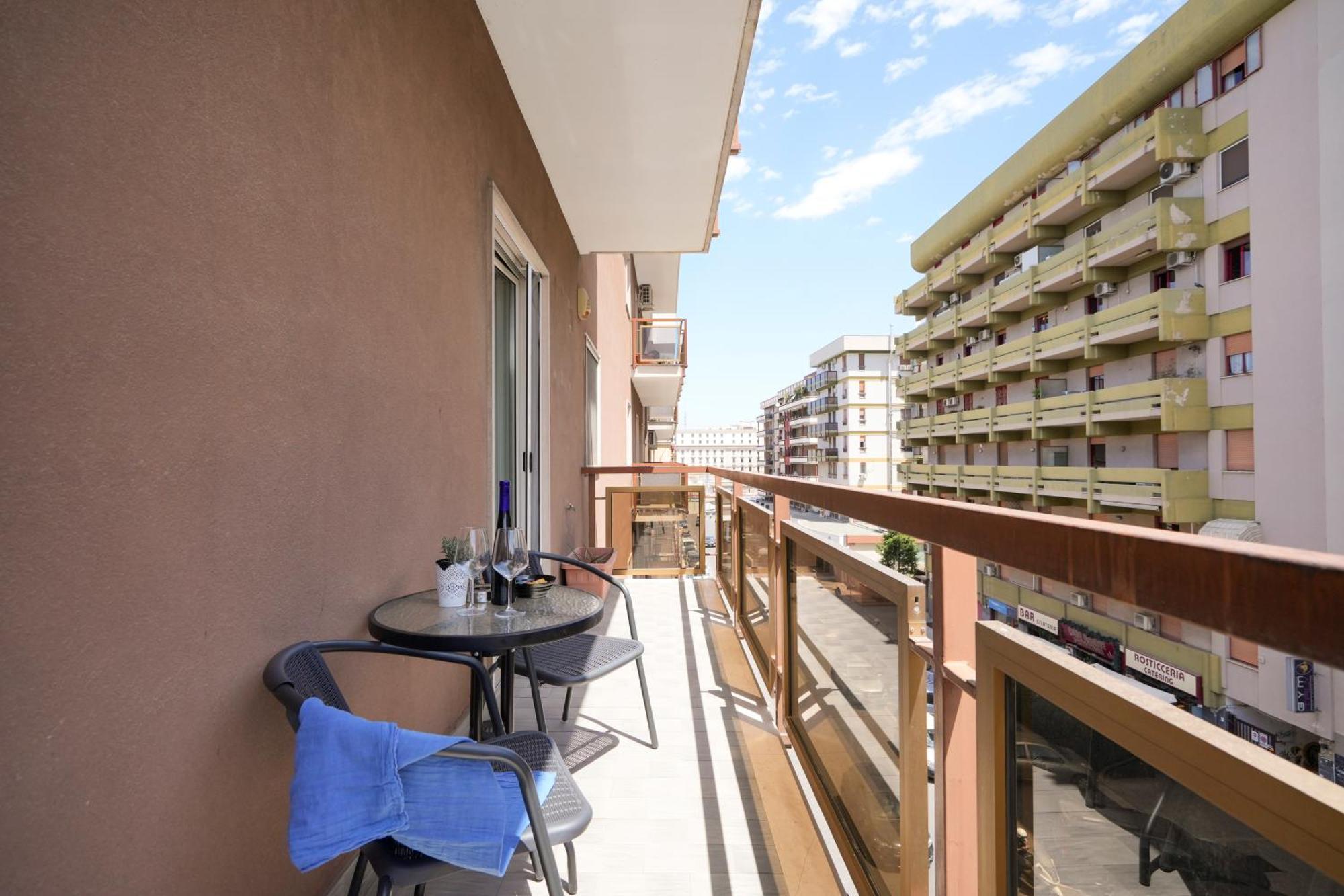 Gli Aquiloni Apartment - Steps From The Station Бари Экстерьер фото